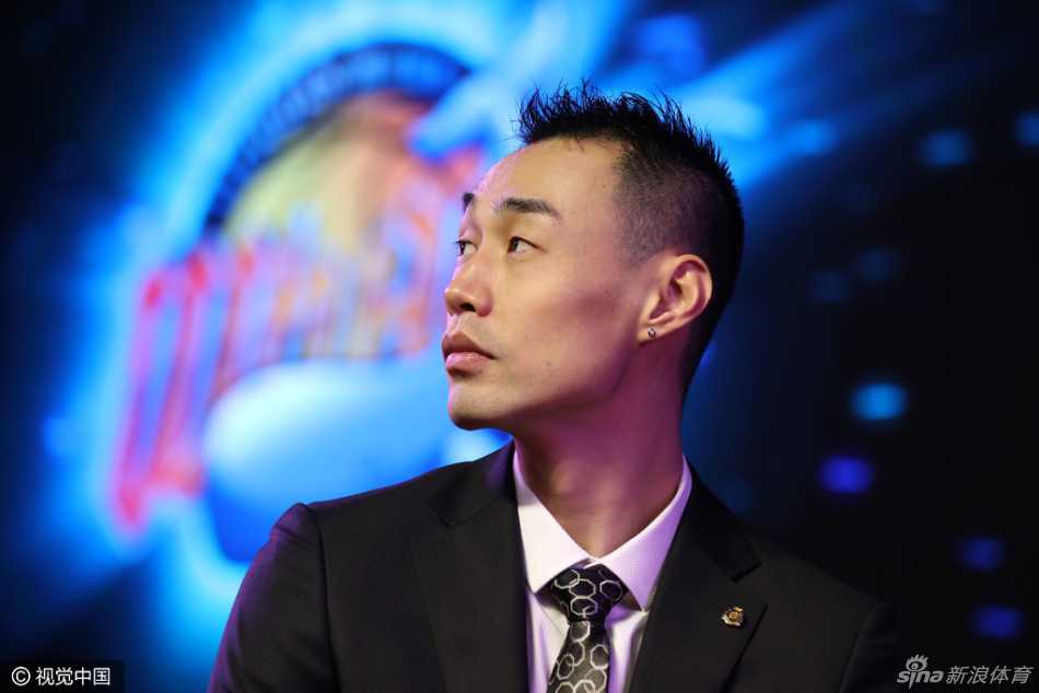 卫冕冠军踏上新征途 哈达迪刘炜领衔四川品胜队阵容亮相 老将孟达在展示区帅气亮相,作为夺冠功臣,他新赛季将继续扮演外线冷血杀手的角色。