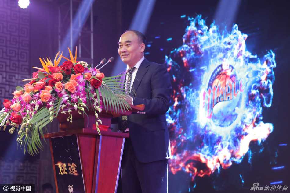 卫冕冠军踏上新征途 哈达迪刘炜领衔四川品胜队阵容亮相 四川品胜队全队在发布会背景板前合影,球员们齐刷刷望向镜头,意气风发准备踏上新赛季征途。