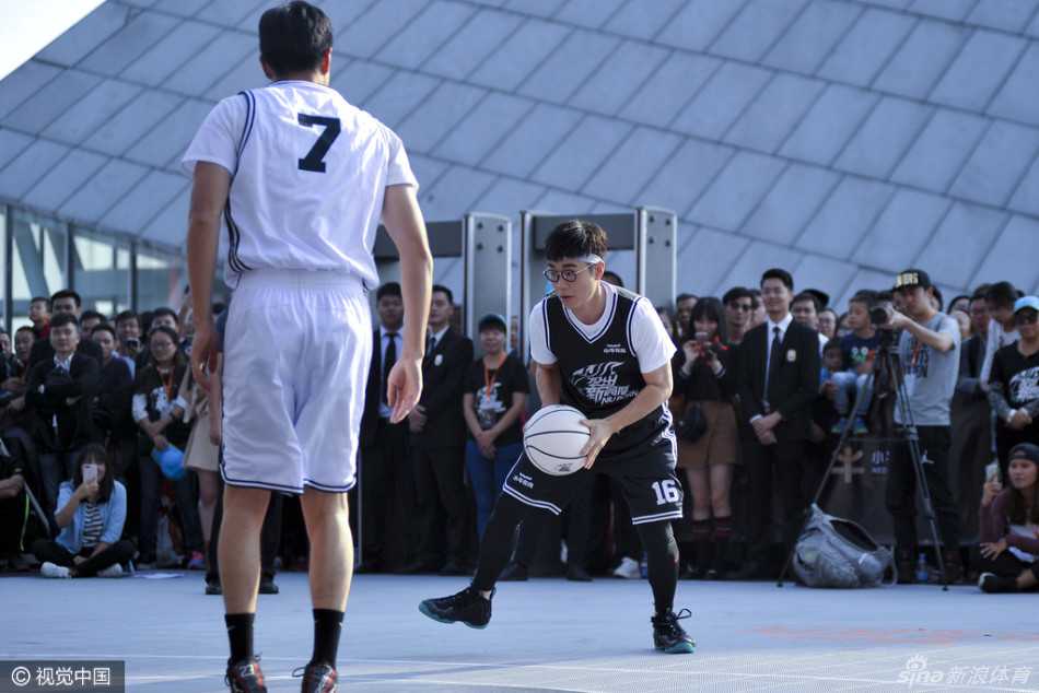 双鹏聚鹏城:兄弟篮球,爱心接力 面对王仕鹏的背身单打,董成鹏张开双臂全神贯注地防守,尽管身材和力量上不占优势,但他的防守架势有模有样,眼神中闪烁着与高手过招的兴奋光芒。