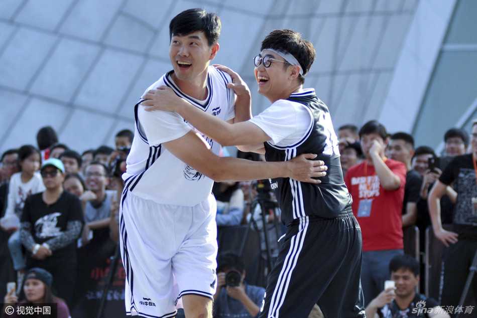 双鹏聚鹏城:兄弟篮球,爱心接力 比赛间隙,王仕鹏露出了憨厚而灿烂的笑容,被好友董成鹏的搞怪防守逗乐,这一刻,他不再是那个在赛场上冷血绝杀的杀手,只是一个享受篮球乐趣的大男孩。