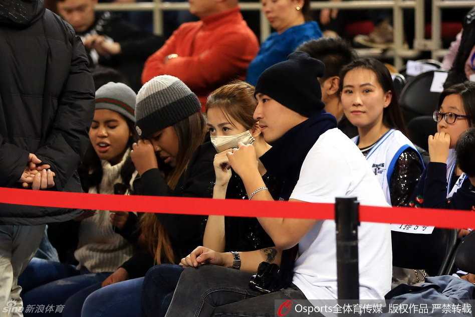 口罩遮不住的星芒:孙悦爱妻陈露五棵松观战记 陈露与友人并肩走入球场通道,回眸瞬间被镜头捕捉,步履间洋溢着超模般的风采。