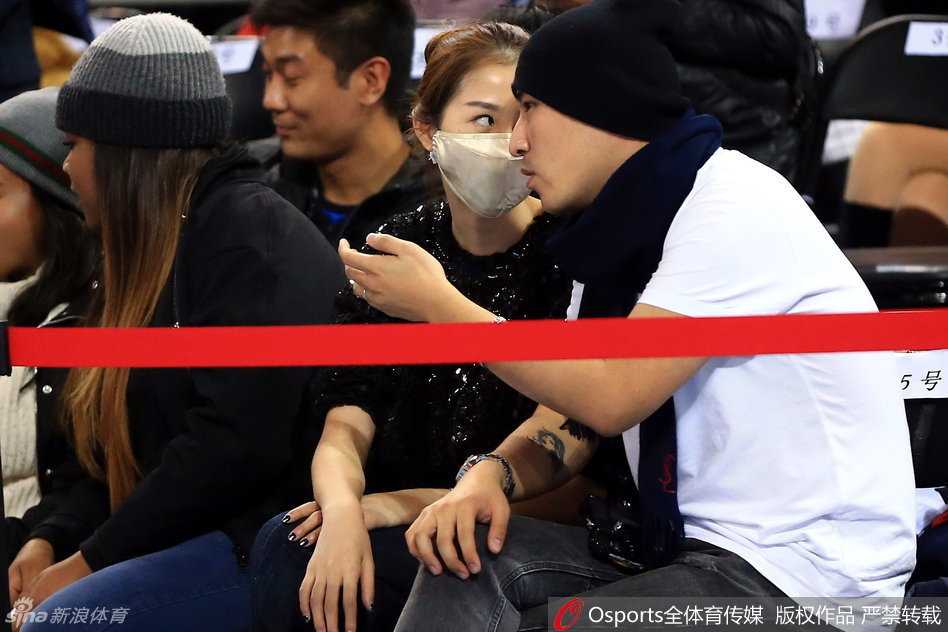 口罩遮不住的星芒:孙悦爱妻陈露五棵松观战记 陈露在人流中气质卓然,戴着口罩的她仿佛自带光环,将赛场边变成了个人时尚大片现场。