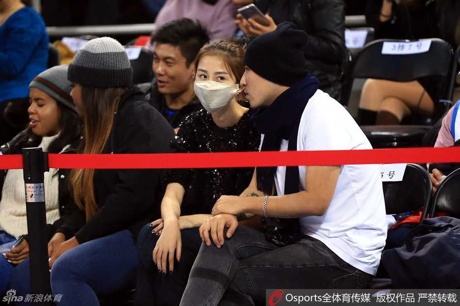 口罩遮不住的星芒:孙悦爱妻陈露五棵松观战记 陈露现身看台,黑色口罩遮不住眉眼间的温柔笑意,简约穿搭尽显星味。