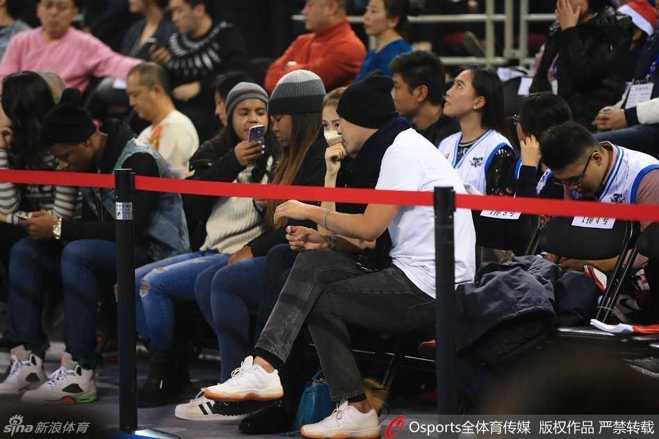 口罩遮不住的星芒:孙悦爱妻陈露五棵松观战记 陈露戴口罩低头查看手机,却难掩出众气质,休闲打扮在人群中显得简约而不简单。