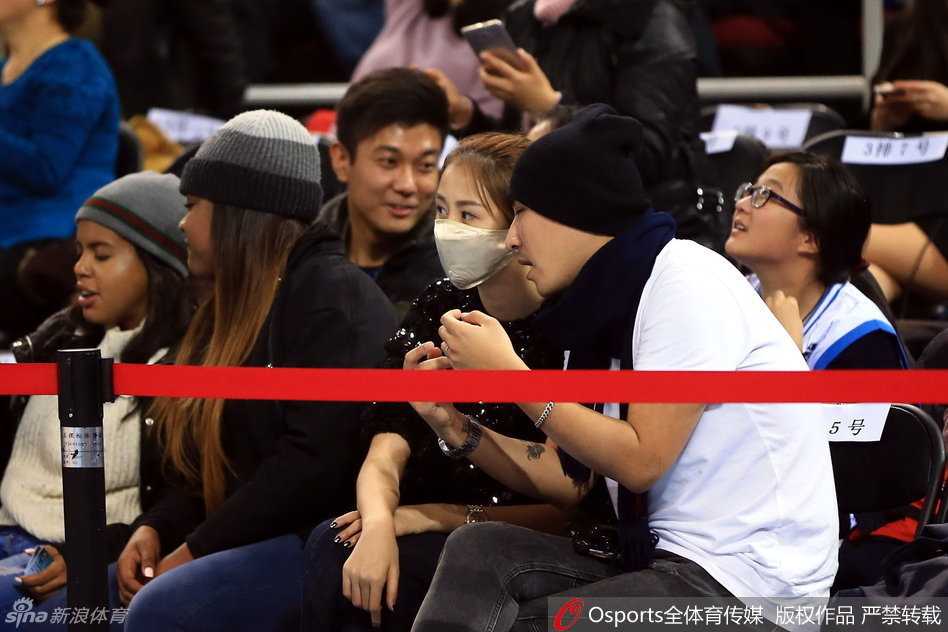 口罩遮不住的星芒:孙悦爱妻陈露五棵松观战记 陈露专注凝视赛场,修身的装扮勾勒出模特出身的优越身形,口罩之上双眸如水。