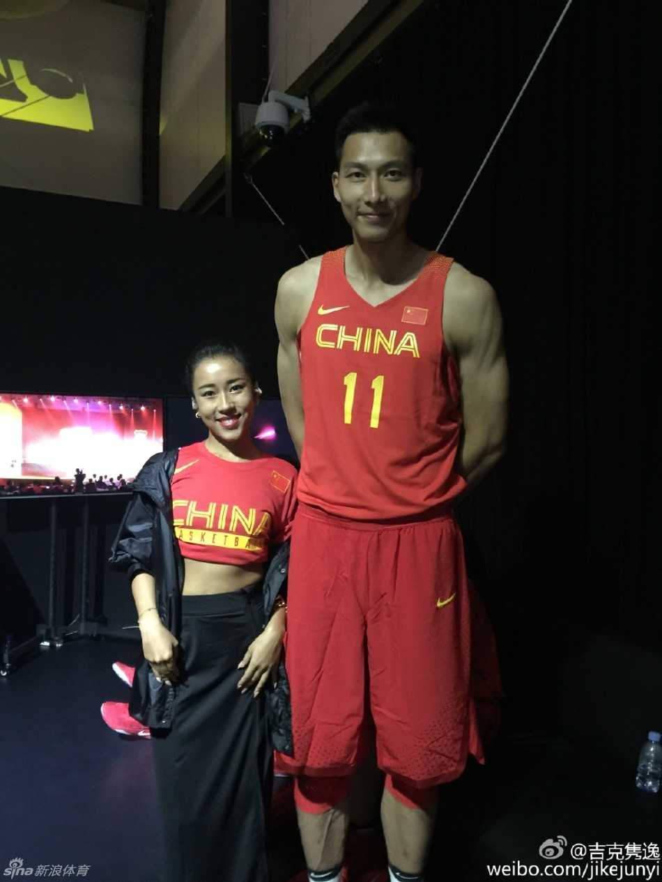吉克隽逸红衣助阵男篮出征 最萌身高差点亮里约奥运前夜 在活动现场,吉克隽逸小鸟依人般地站在易建联身旁,身高差形成的萌感与两人共同为中国队加油的坚定神情形成了温暖对比。