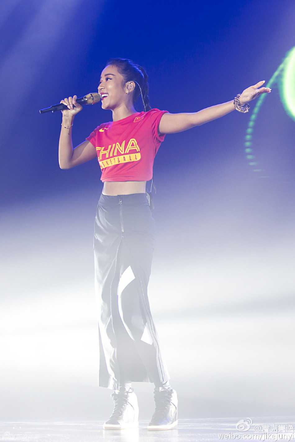 吉克隽逸红衣助阵男篮出征 最萌身高差点亮里约奥运前夜 吉克隽逸在壮行仪式上全力献唱,身后的大屏幕闪耀着中国男篮的标志,她用音乐为奥运征途上的中国篮球健儿汇聚起红色的力量。