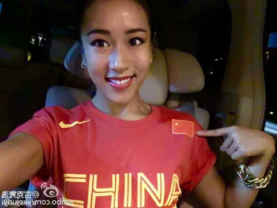 吉克隽逸红衣助阵男篮出征 最萌身高差点亮里约奥运前夜 吉克隽逸身穿红色中国队队服,一脸骄傲地指向胸前的五星红旗,眼神中满是对男篮将士们的敬意与祝福。