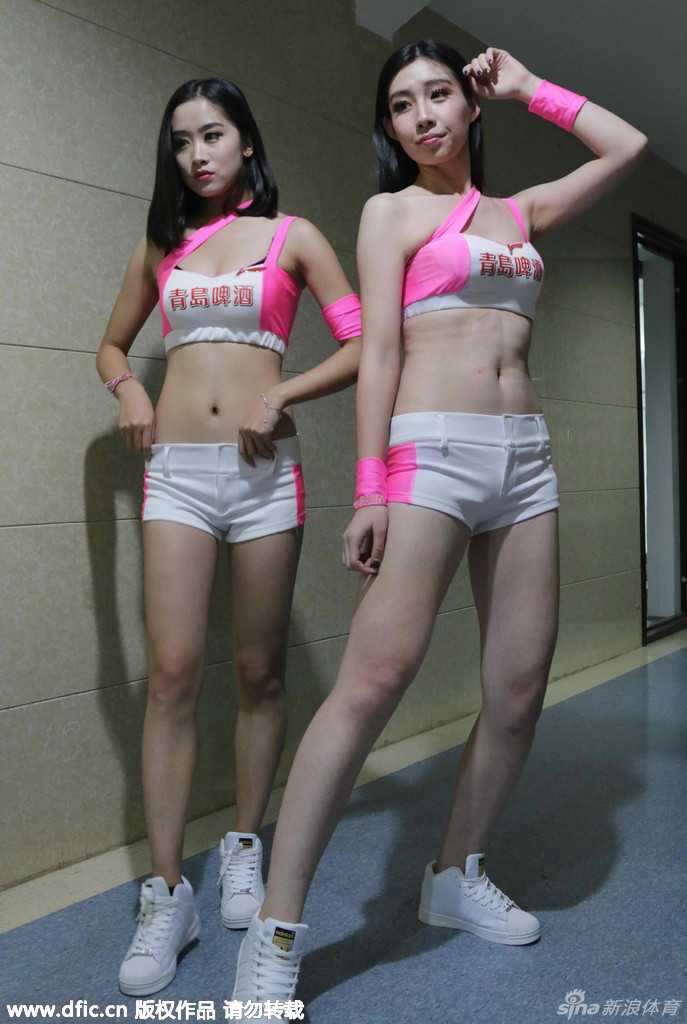 拉拉队员集体摆拍，前排列队蹲下，后排站立张开双臂，气势如虹，展现团队默契。