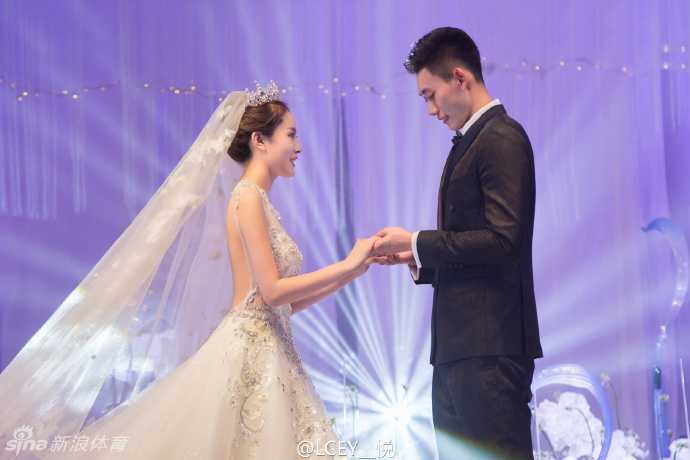 吉林男篮锋卫王镤大婚 身高两米硬汉抱得美人归 婚礼现场布置得金碧辉煌,巨大的水晶吊灯下,新人与亲朋好友共同举杯,庆祝这一幸福圆满的美好时刻