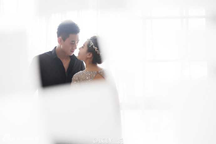 吉林男篮锋卫王镤大婚 身高两米硬汉抱得美人归 王镤在台上拿起话筒,对着台下亲友发表感言,身旁的新娘静静聆听,画面充满温馨与感动