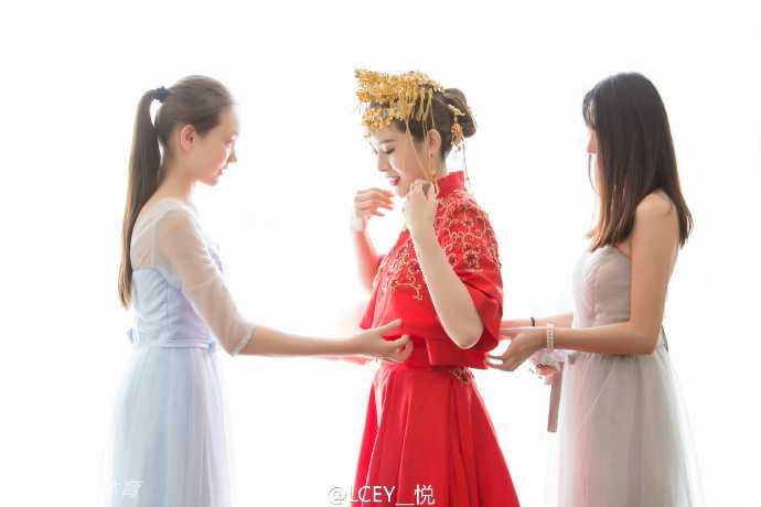 吉林男篮锋卫王镤大婚 身高两米硬汉抱得美人归 王镤与几位身材高大的队友紧紧相拥,兄弟们的脸上洋溢着灿烂的笑容,肩并肩共同庆祝这人生中的重要时刻