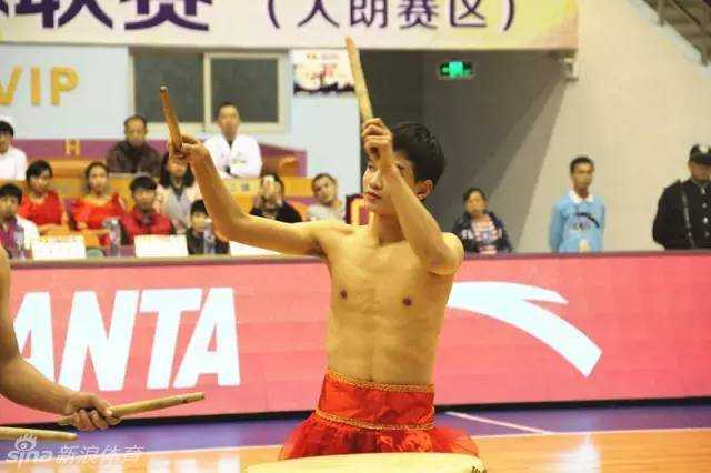 听障少年擂动“牛斗虎” 鼓声阵阵传递生命强音 几名穿着粉色舞蹈服的女生在舞台上翩翩起舞,她们的眼神专注而明亮,手中的扇子如同翻飞的蝴蝶,尽管听不到掌声,但她们脸上依然绽放出自信灿烂的笑容。