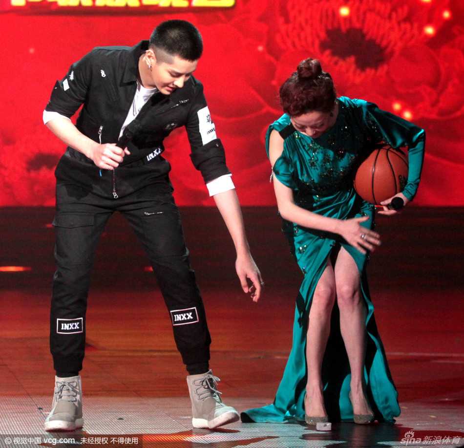 吴亦凡的篮球情缘 从追梦少年到全明星赛场 录制过程中吴亦凡擦汗小憩,高强度的篮球话题讨论让他仿佛重回赛场