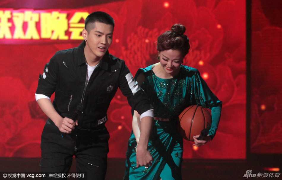 吴亦凡的篮球情缘 从追梦少年到全明星赛场 吴亦凡身穿休闲运动装亮相节目录制现场,眼神专注,明星气场十足