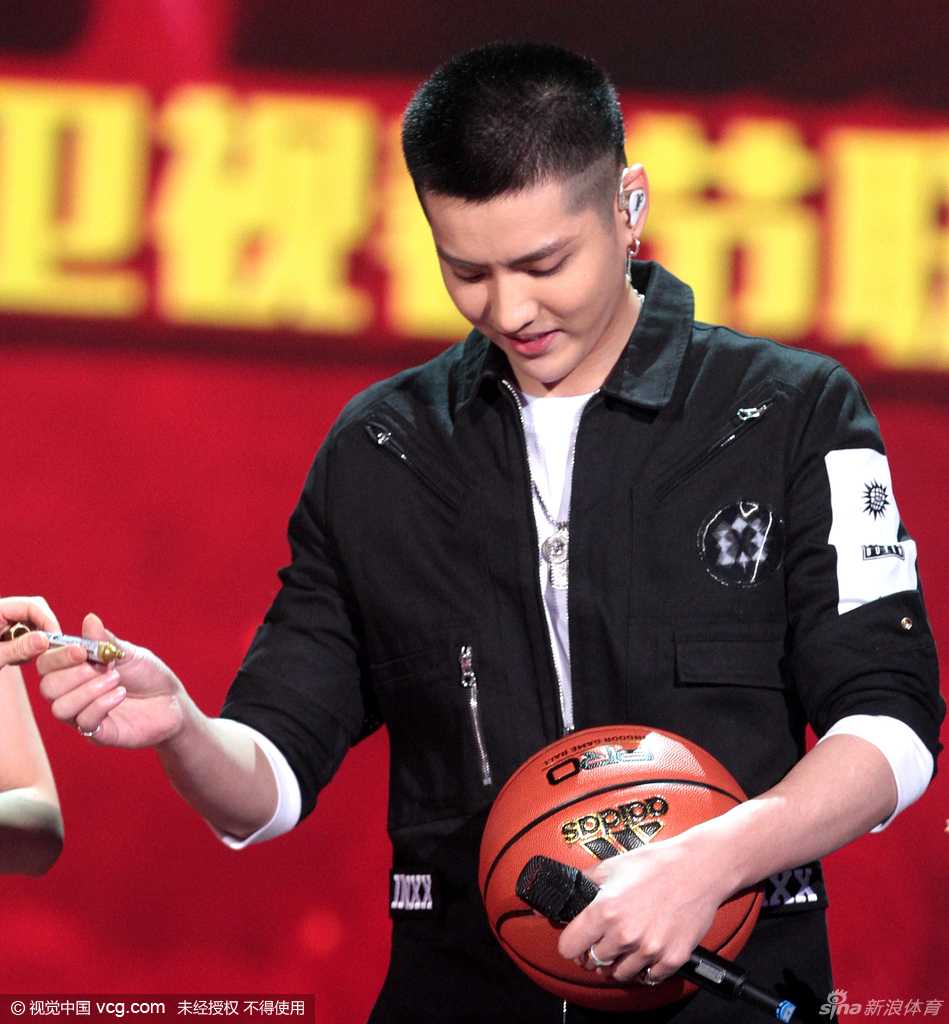 吴亦凡的篮球情缘 从追梦少年到全明星赛场 节目中吴亦凡做出招牌心形手势回应粉丝热情,温暖笑容迷倒全场