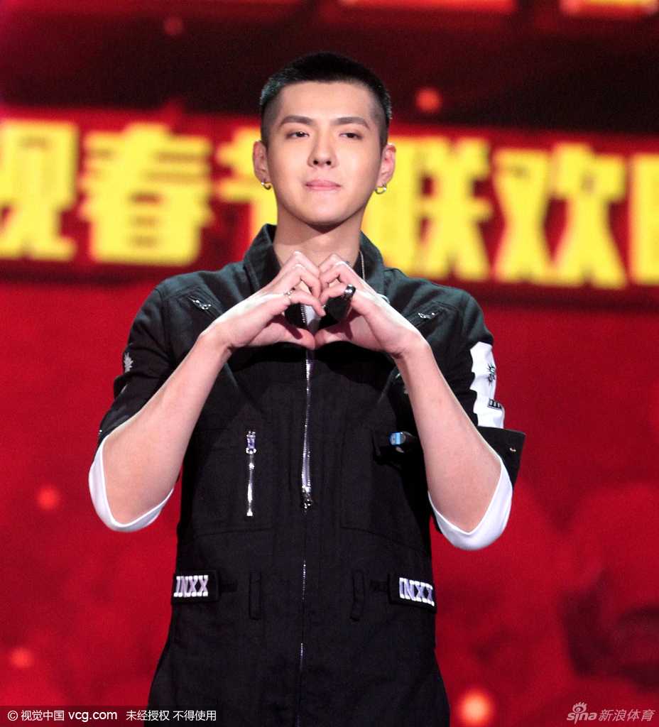 吴亦凡的篮球情缘 从追梦少年到全明星赛场 女主持人见到偶像难掩激动,专注凝视吴亦凡被其篮球故事深深吸引