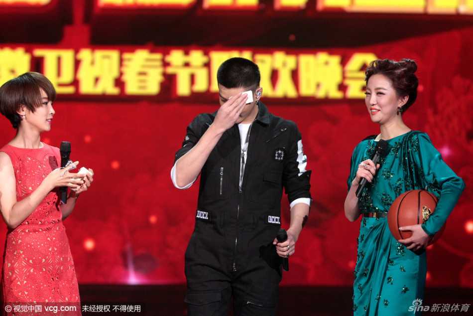 吴亦凡的篮球情缘 从追梦少年到全明星赛场 吴亦凡手持篮球认真签名,将这份篮球礼物赠送给幸运观众或粉丝