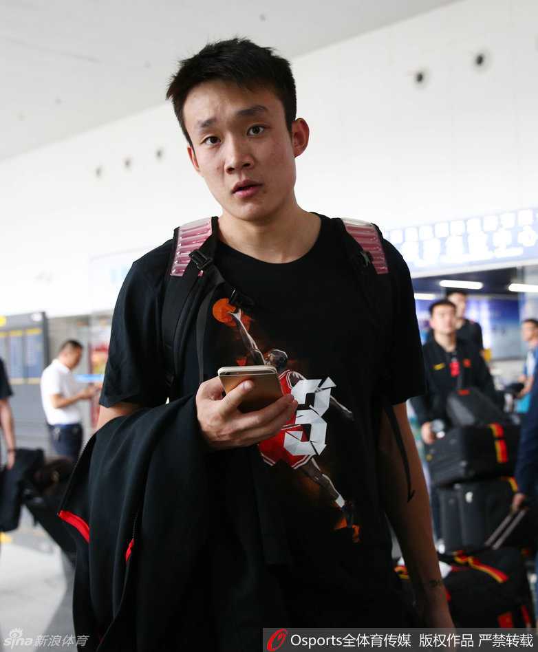 翟晓川和方硕并肩而行，晓川目不转睛凝视前方，方硕一身白衣显得精神抖擞。