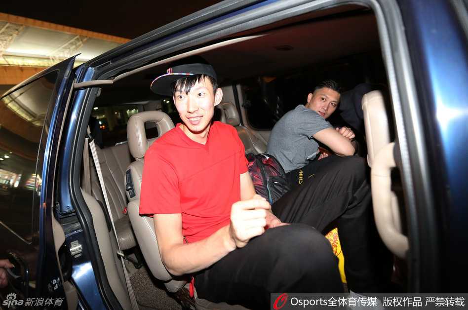 黑夜笼罩的宁波机场，刚下飞机的周琦戴着棒球帽，虽然长途飞行让他神情略显疲惫，但嘴角依旧挂着一丝轻松的笑意，仿佛在告诉来接机的人们‘我准备好了’。