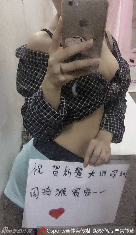 红山体育馆内，一位笑靥如花的靓丽女球迷身着休闲装，眼中闪烁着对主队的无限期待，她手中的手机早已准备好记录下即将到来的又一场大胜。