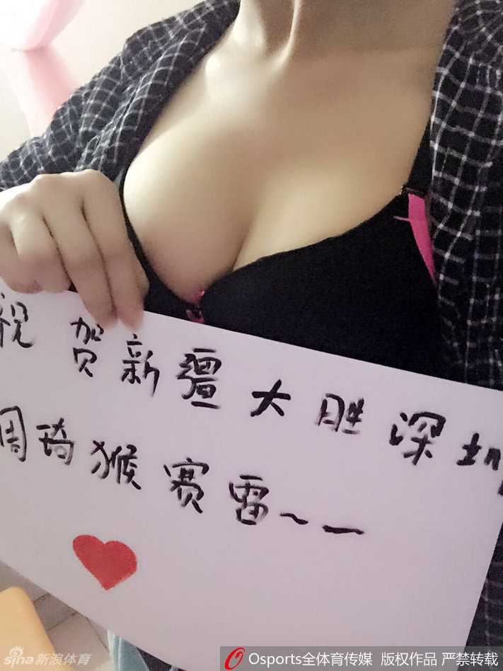 比赛已然结束，但热情并未散场。这位女球迷在散场后仍沉浸在大胜的喜悦中，她回眸一笑，那温柔的目光仿佛还在追寻着球场上那个无所不能的盖帽高手。