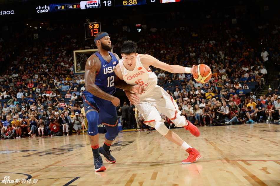 周琦单挑考辛斯,安东尼回首一望:那年中国少年的青春对决 周琦在禁区边缘要位,孤身面对考辛斯的强硬防守,眼神中透露出属于年轻人的无所畏惧。