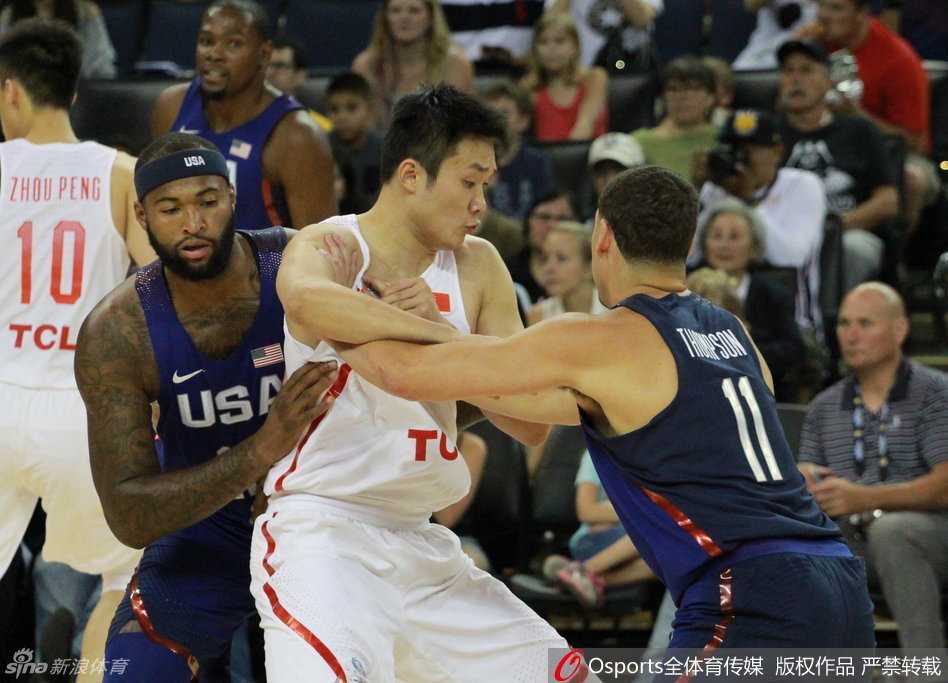 周琦单挑考辛斯,安东尼回首一望:那年中国少年的青春对决 周鹏顶着防守人强行上篮,周琦在身后用身体卡住位置,随时准备拼抢篮板。