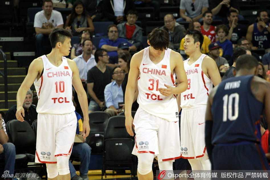 周琦单挑考辛斯,安东尼回首一望:那年中国少年的青春对决 赵继伟压低重心,张开双臂紧贴欧文,试图用防守脚步干扰这位NBA顶级控卫的节奏。