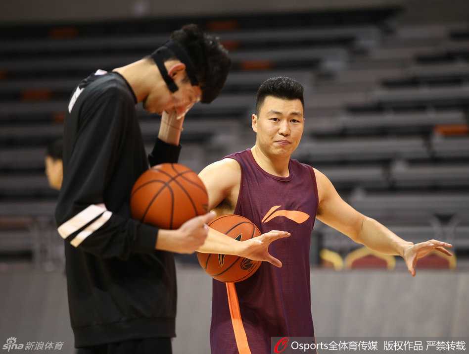 周琦独自进行中投训练，汗水湿透衣背，面具侠的背影显得坚定而执着