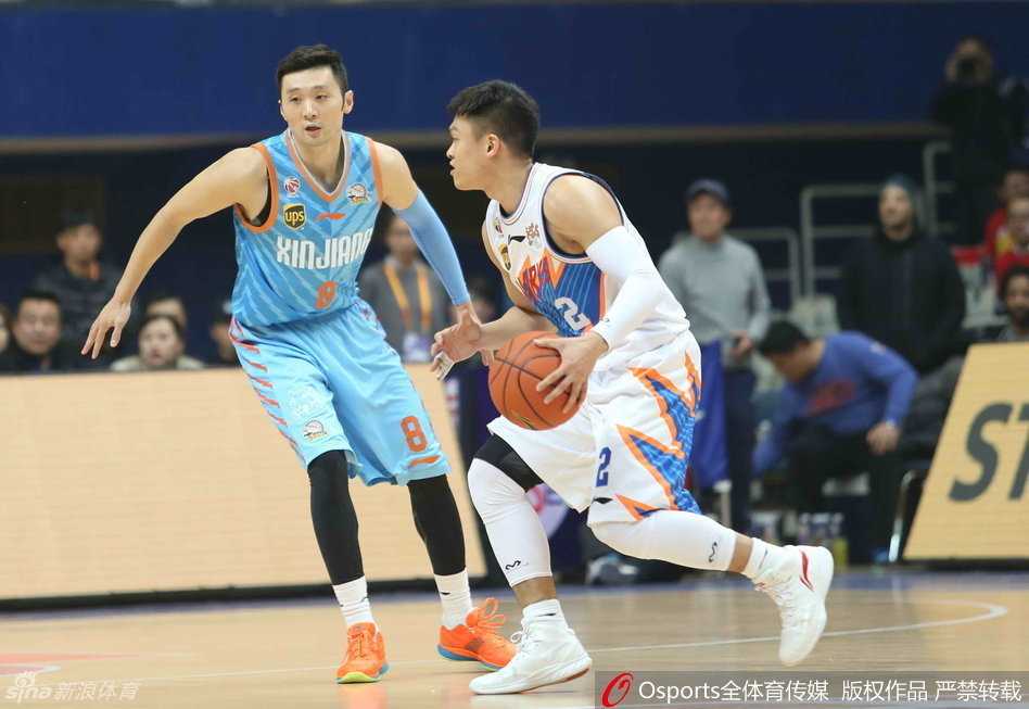 身披新疆队战袍的刘炜运球组织进攻，他重回这片熟悉的场地，面对上海队的年轻后卫毫无惧色。