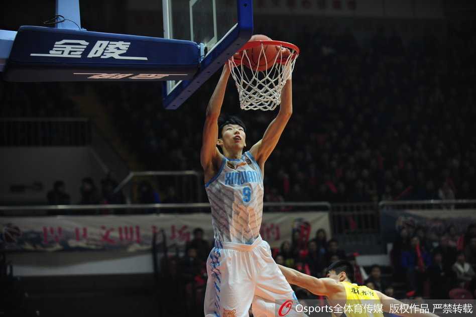 周琦暴扣引领逆转 新疆飞虎黄金一代的热血记忆 周琦在对手严密防守下腾空跃起,双手暴扣震撼全场
