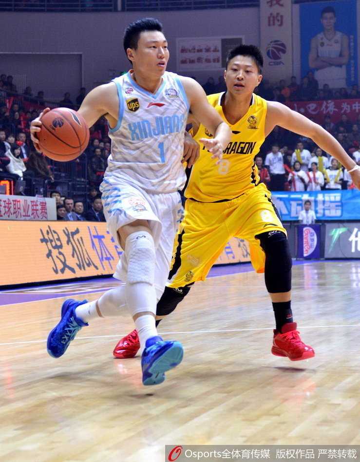 周琦暴扣引领逆转 新疆飞虎黄金一代的热血记忆 李根持球加速强势突破防线,如坦克一般杀入禁区