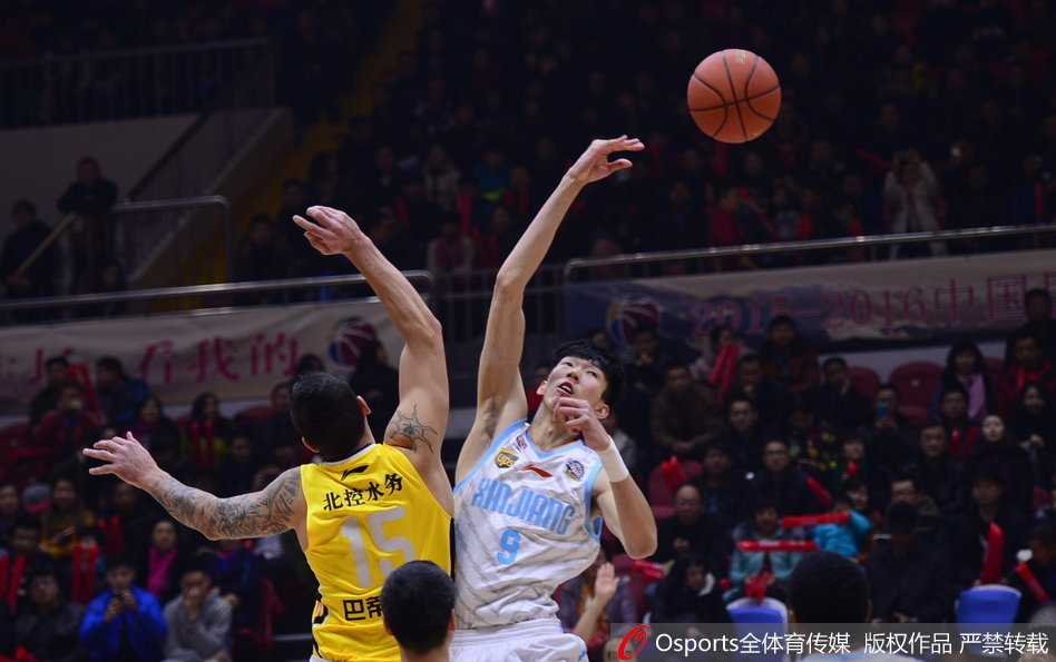 周琦暴扣引领逆转 新疆飞虎黄金一代的热血记忆 巴蒂斯塔在对手头顶强势摘板,眼神中充满对篮板的渴望