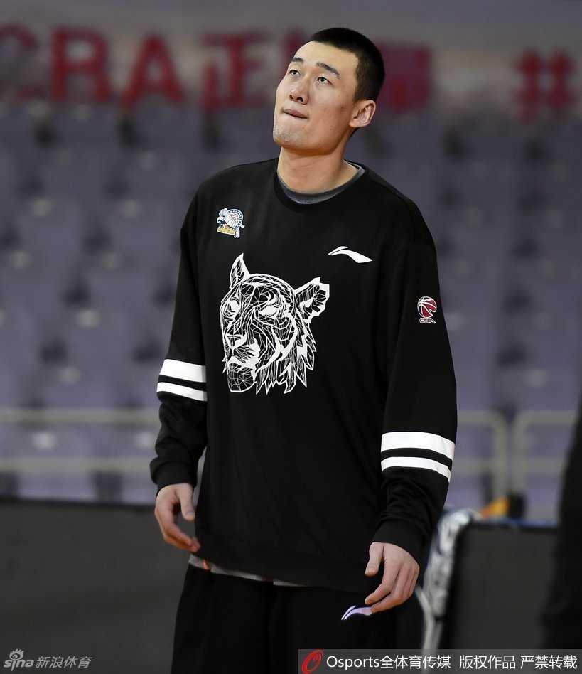 周琦李根赛前练兵,新疆飞虎的冬日记忆 李根坐在场边休息时突然陷入沉思,眼神迷离地看着远方,仿佛在回忆往事或思考今晚的战术。