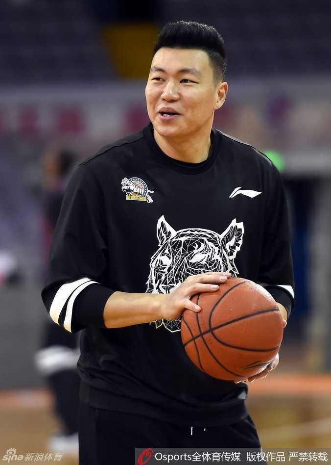 周琦李根赛前练兵,新疆飞虎的冬日记忆 李根在投篮间隙侧过身,心情相当不错,咧着嘴笑着似乎在问队友:你们快从侧面看看,我是不是又瘦了?