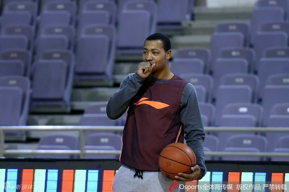 周琦李根赛前练兵,新疆飞虎的冬日记忆 主教练李秋平场边指挥若定,双手插兜眼神坚毅,面对胶着的战局,他正思考着如何调整战术。