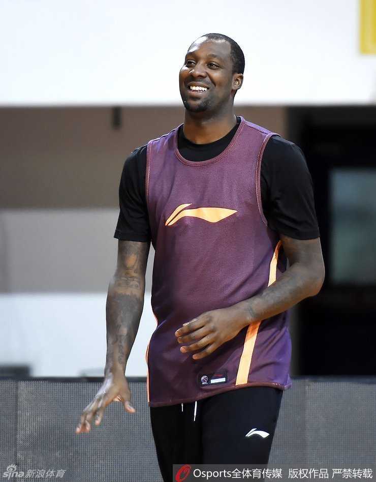 周琦李根赛前练兵,新疆飞虎的冬日记忆 周琦眼神纯净地望着前方,表情呆萌,被队友戏称为“大魔王”的他此时看起来十分乖巧可爱。