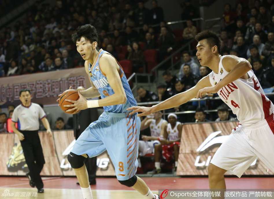 周琦单打防守球员，修长的手臂如长鞭般舒展，篮球被狠狠砸进篮筐，上演了一记技惊四座的单手劈扣。