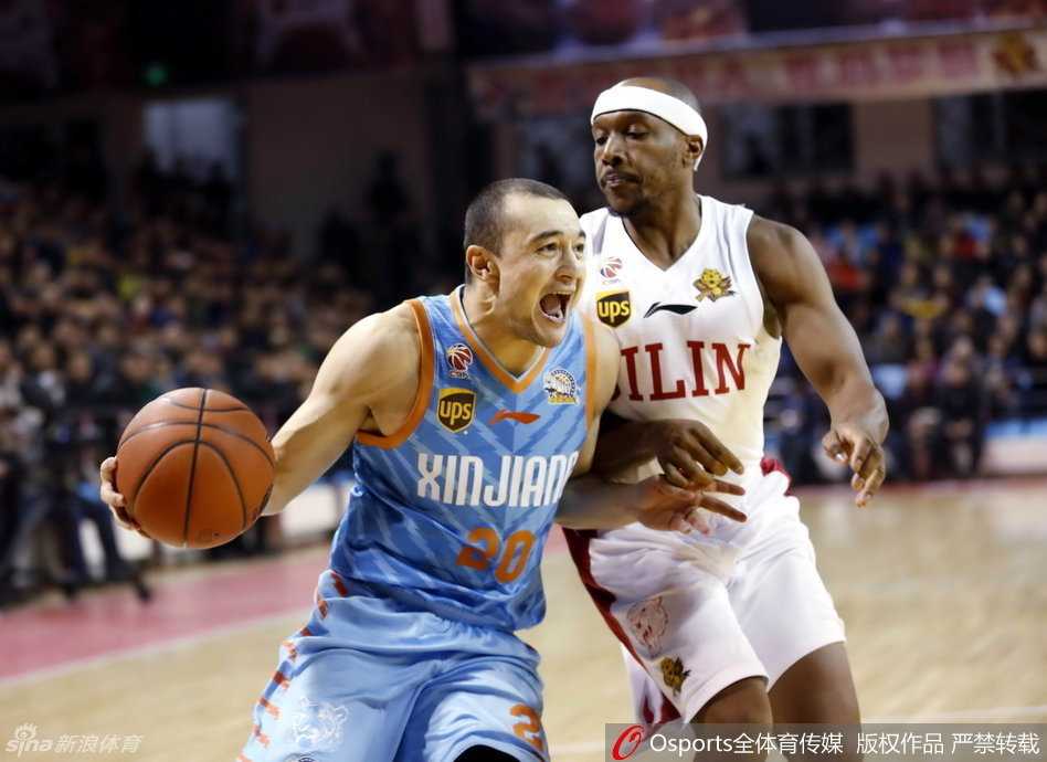 李根咬紧牙关，脚下步伐飞快，全力以赴地跟防着像尖刀一样插入的西热力江，肌肉碰撞的紧张感扑面而来。