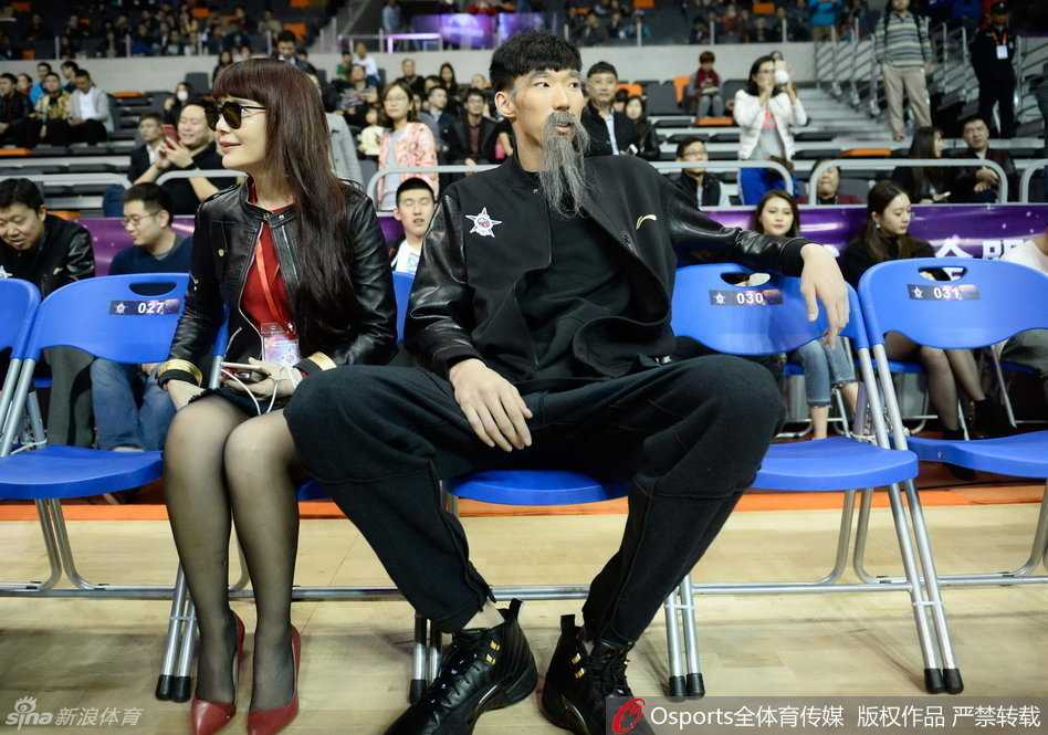 周琦的奇幻变身:从“大魔王”到白胡子魔法师 周琦身披灰色魔法长袍立于舞台中央,灰白相间的长假胡子垂至胸前,在炫目的舞台灯光映照下,宛如从奇幻小说中走出的年轻术士。