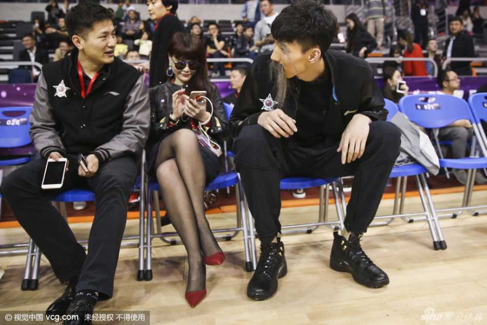 周琦的奇幻变身:从“大魔王”到白胡子魔法师 周琦在场上露出腼腆笑容,浓密的假眉毛与长胡子让他的笑脸显得格外憨厚可爱,与场上紧张激烈的比赛氛围形成有趣对比。