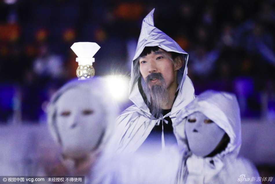 周琦的奇幻变身:从“大魔王”到白胡子魔法师 近距离特写镜头下,周琦的假胡子长度惊人且层次分明,特意加粗的眉毛更添喜感,他低头瞬间的神情带着一丝少年的羞涩。