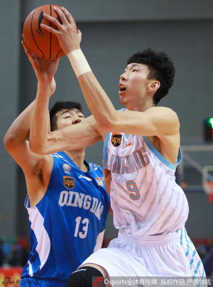 周琦篮下强突憾失绝杀 新疆复仇青岛夺热身赛胜利 周琦在青岛队内线群中高高跃起,犹如鹤立鸡群,单手托球直送篮筐。