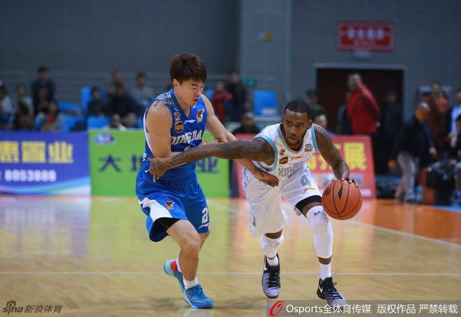 周琦篮下强突憾失绝杀 新疆复仇青岛夺热身赛胜利 摆脱防守后的周琦,在无人干扰下轻盈地将球挑向篮筐,动作一气呵成,展现出极佳的球感和核心力量。