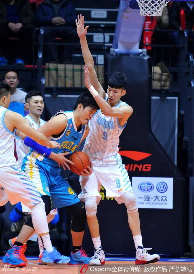 周琦遮天蔽日送火锅 布拉切率新疆铁骑踏碎紫禁勇士 场边指挥区,新疆队主帅李秋平对球员的一次失误感到无奈,摊开双手表达着对战术执行不到位的不满。