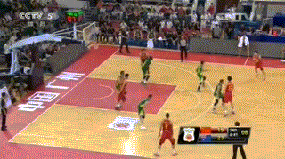 周鹏邹雨宸双星闪耀,男篮广州热身惜败澳洲 队长周鹏此役化身全能战士,他不仅在防守端不遗余力,更是在进攻端扛起大旗。只见他从后场完成抢断后,独自运球一条龙贯穿全场,面对退防的防守者,轻盈地挑篮得分,完美诠释了锋线尖刀的犀利。