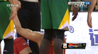 周鹏邹雨宸双星闪耀,男篮广州热身惜败澳洲 李慕豪本场展现了身高臂展的优势,他在挡拆后顺下,接刘晓宇恰到好处的击地传球,无视补防的对手,直接上演双手暴扣。这次精彩的空中接力不仅让现场沸腾,也证明了他作为移动长城一员的价值。