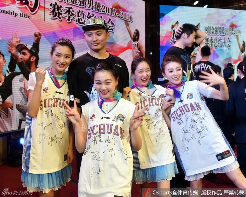 一位优雅的空姐面带微笑，双手展开一件布满四川队全体将士签名的白色球衣，这件球衣不仅承载着冠军的荣耀，更见证了川军与川航的深厚情谊。