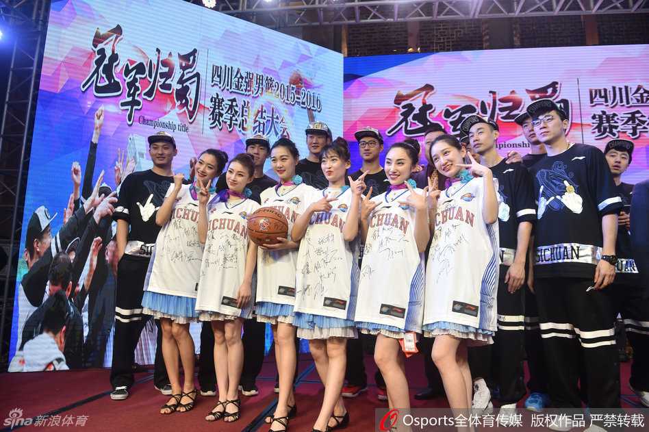 夺得CBA总冠军后，四川队的将士们与美丽的四川航空空姐亲密合影，镜头定格了冠军荣耀与民航风采交融的欢乐时刻。